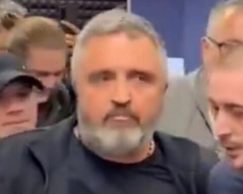 Dragan J. Vučićević surrounded by several people during a confrontation in Belgrade