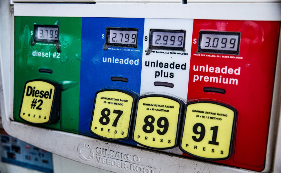 Gasoline prices at a US gas station as inflation rises ahead of the midterm elections Caption: Rising gasoline prices have contributed to US inflation reaching 3.7 percent ahead of the November 2026 midterm elections.